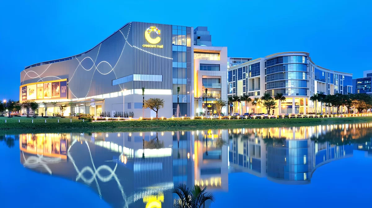 Triton Crown chỉ cách Crescent Mall 425m Triton Crown chỉ cách Crescent Mall 425m